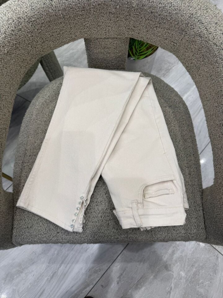 Taş Detaylı Yırtmaçlı Kot Pantolon
