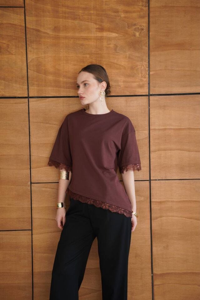 Asimetrik Kesim Dantel Detay T-Shirt