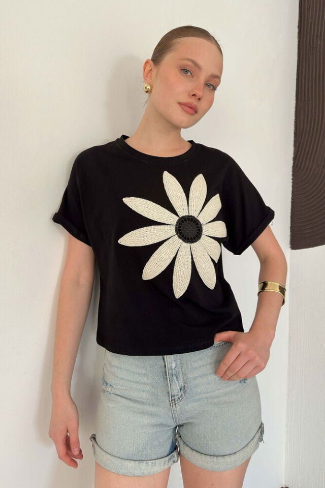 Çiçek Detaylı T-shirt