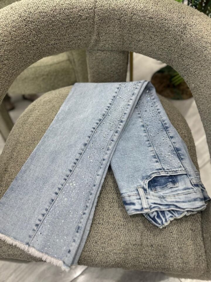Paça Püsküllü Taş Detaylı Kot Pantolon