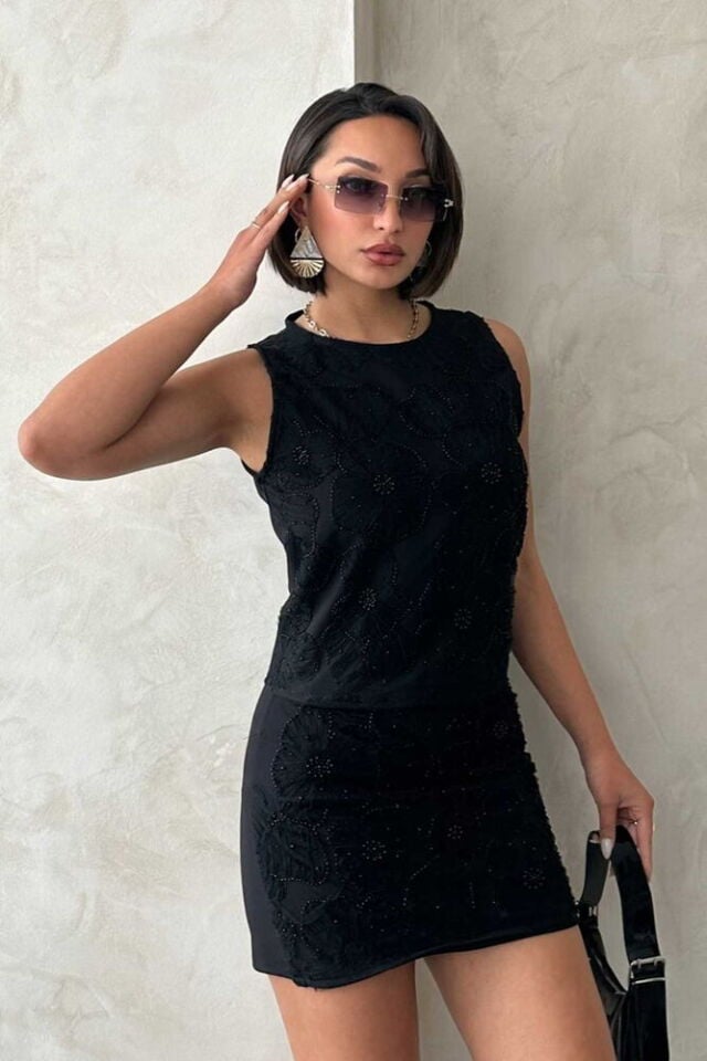 Boncuk İşlemeli Kolsuz Bluz